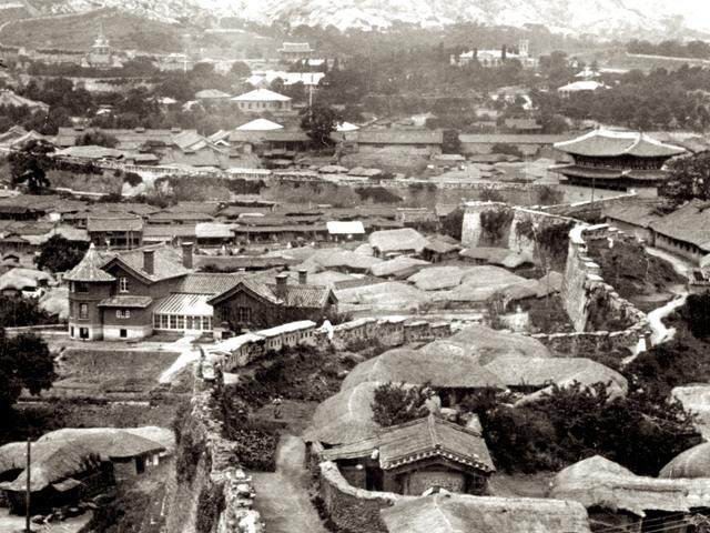 Ngày 12/10/1897, vua đời thứ 26 của triều đại Chosun là vua Cao Tông đã chính thức tuyên bố đổi quốc hiệu Triều Tiên thành "Đế quốc Đại Hàn" tồn tại trong 13 năm. Ảnh: Các ngôi nhà nằm rải rác trên một vùng đất còn nhiều hoang sơ trên  bán đảo Triều Tiên thời Đế quốc Đại Hàn.